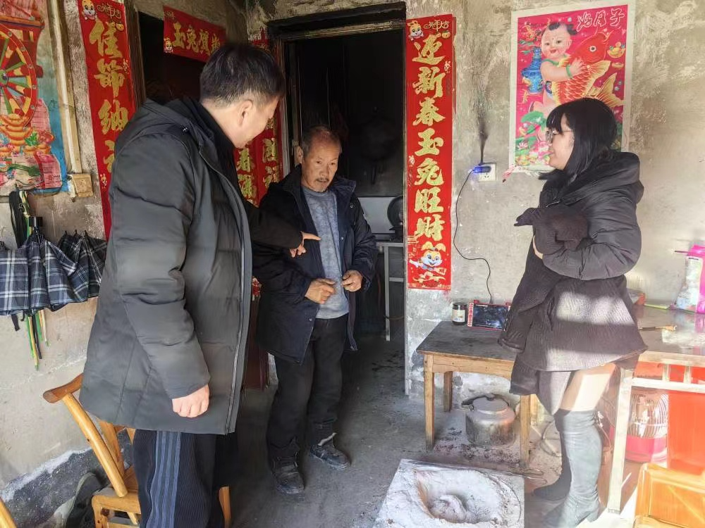 关爱独居老人　暖心走访传递温情