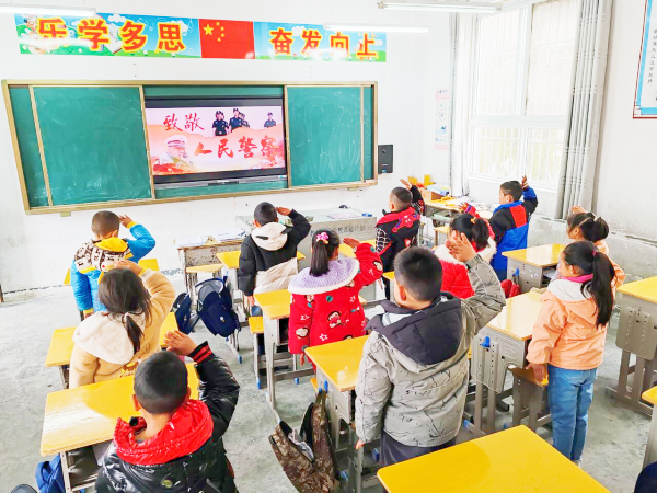 上庸镇峪口小学:感恩守护 致敬警察