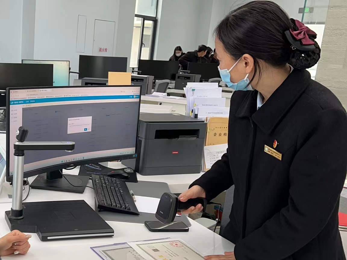县行政审批局：一码通行  企业有事“码上办”