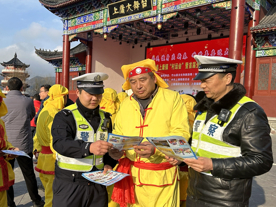 竹山交警：“春运”安全宣传“接地气”