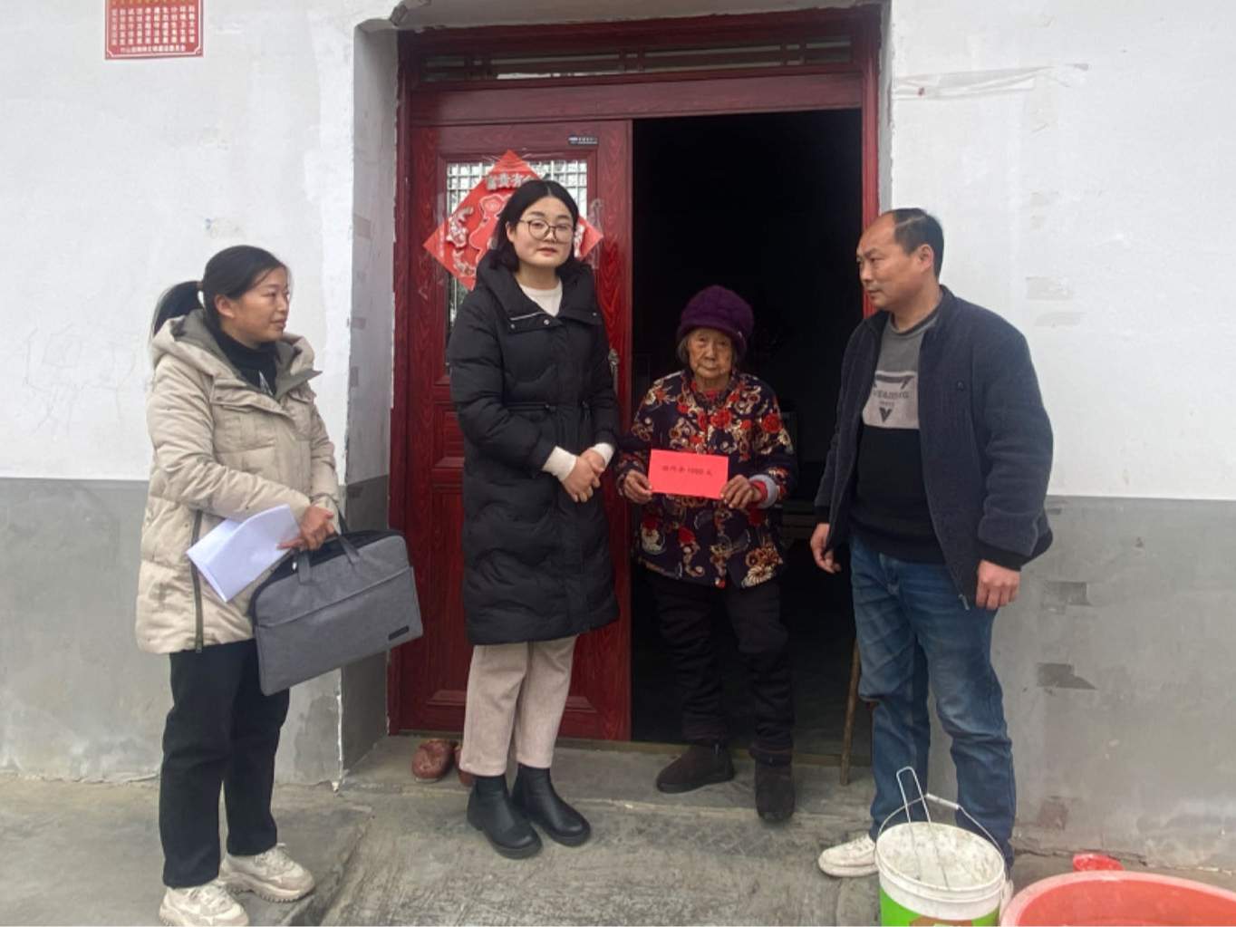 慰问困难群众　关怀情暖人心