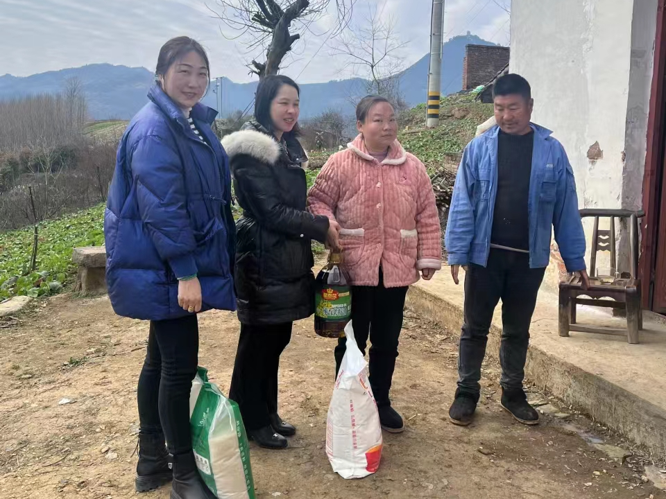 户户走到察民情　排忧解难暖民心