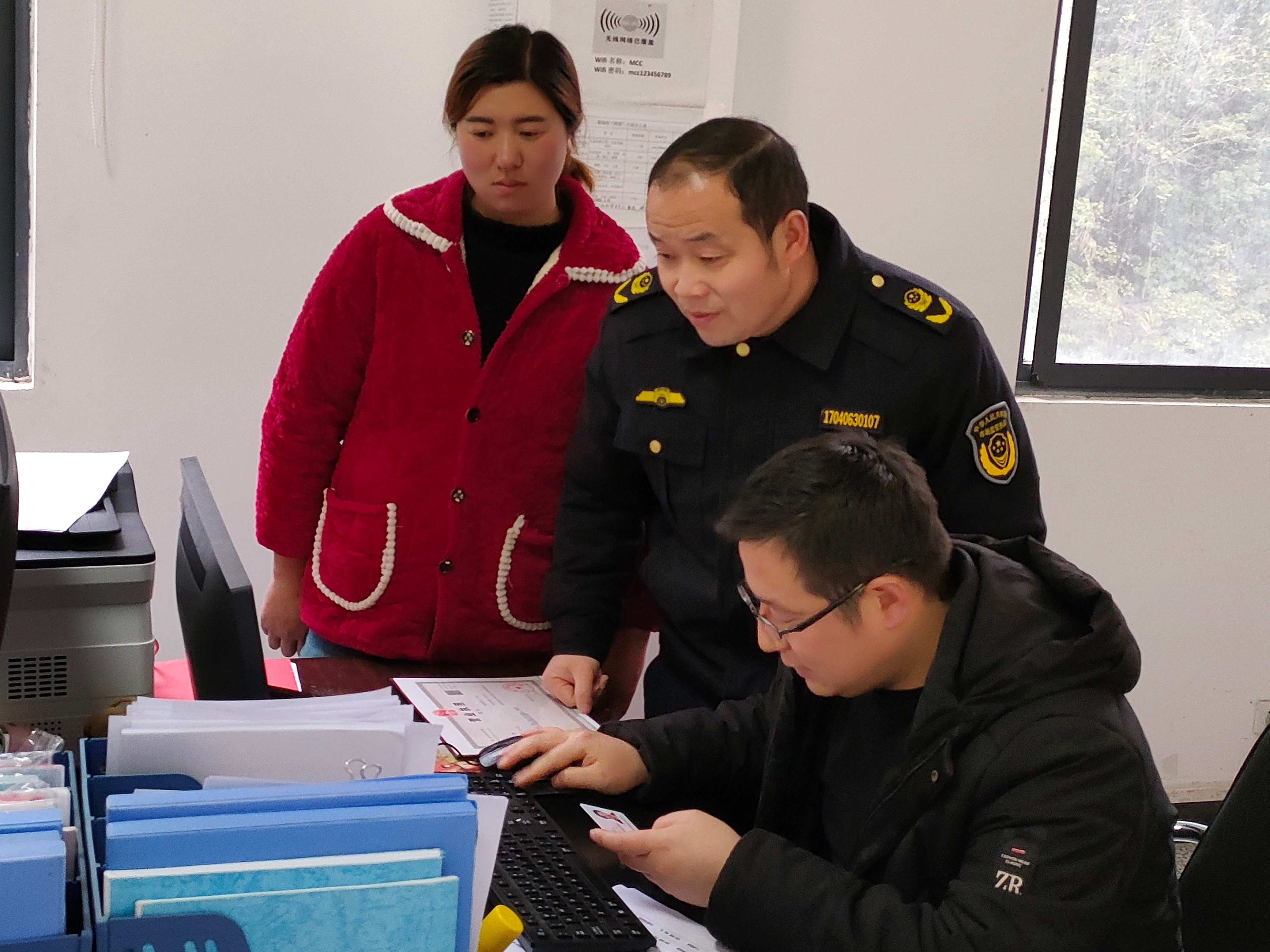 县市场监管局指导企业进行年报操作