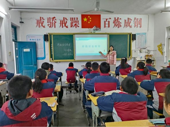 县第二实验小学：筑安全防线 护学生平安