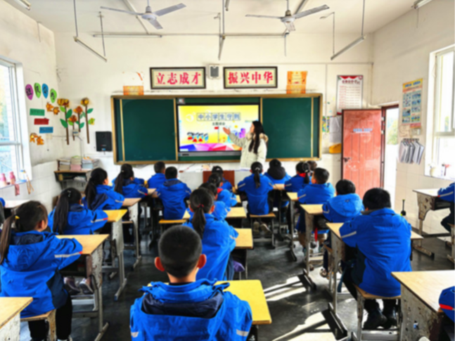 官渡镇中心学校：学习《中小学生守则》 争做行为规范好学生