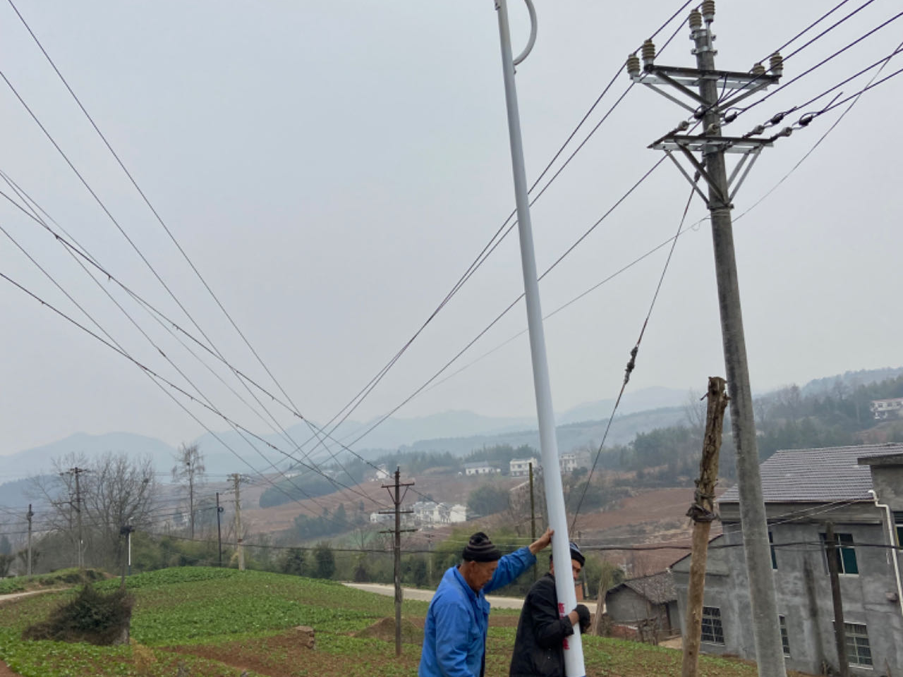 “小小路灯”点亮游子回家路