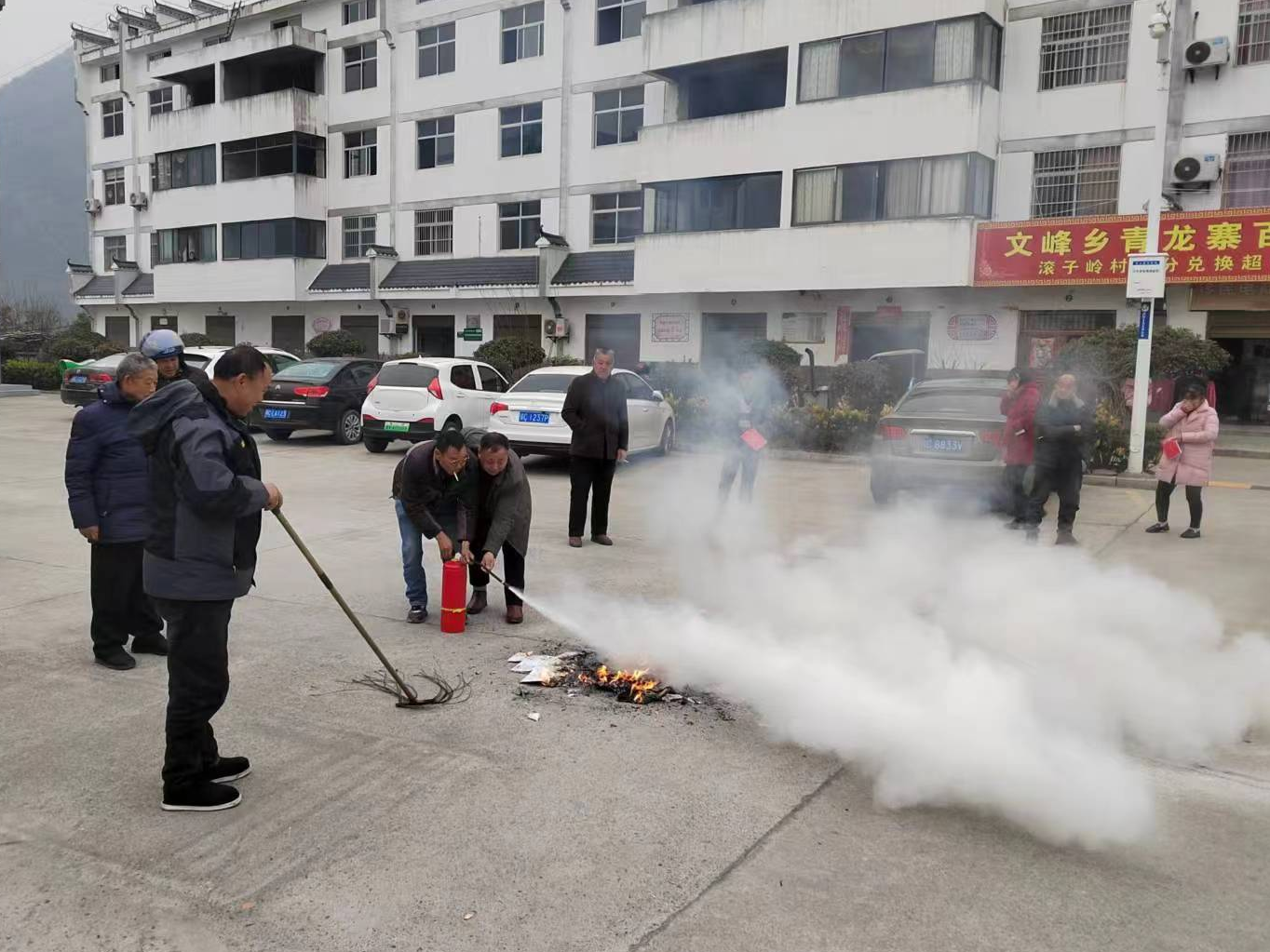 文峰乡滚子岭村开展消防安全演练