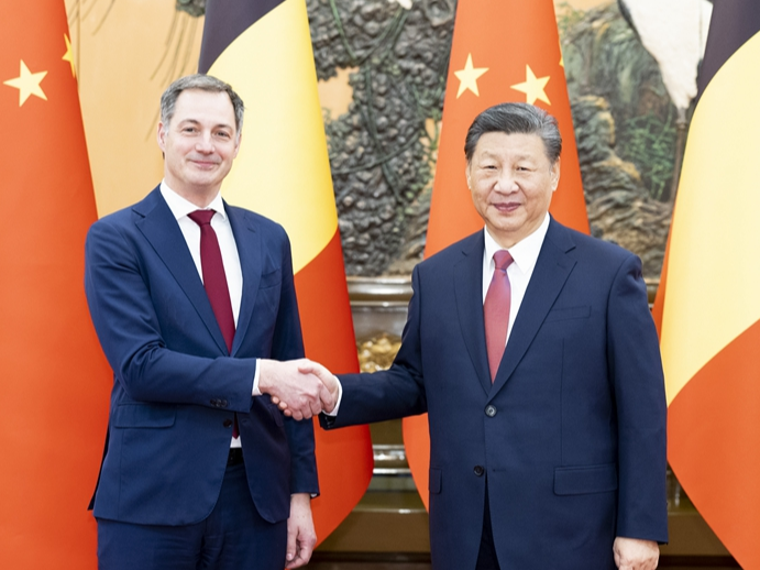 习近平会见比利时首相德克罗