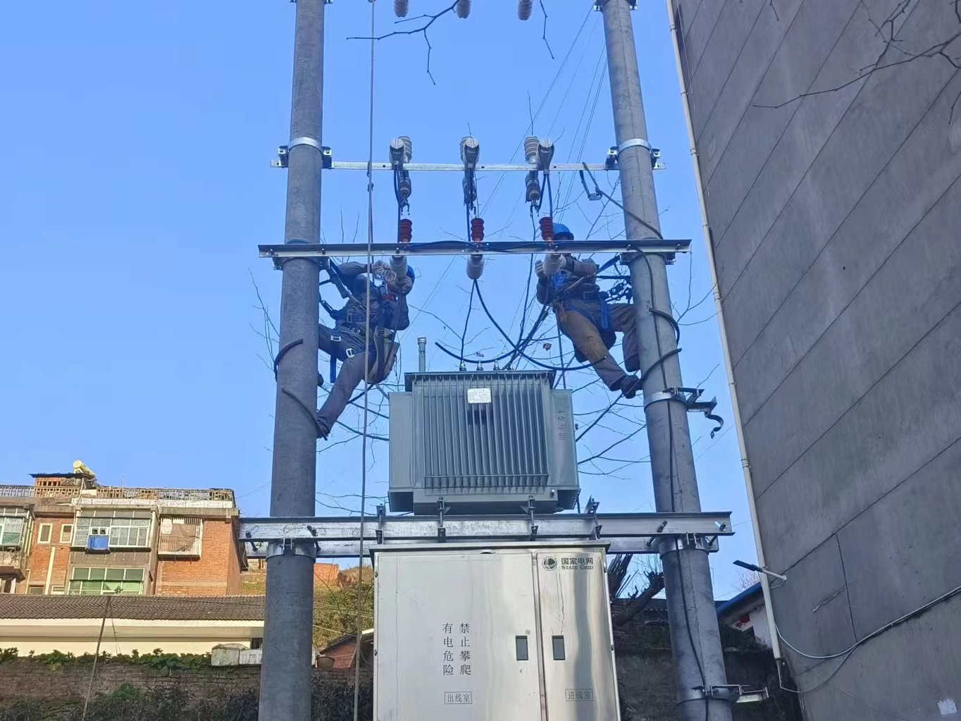 竹山供电公司增容改造变压器