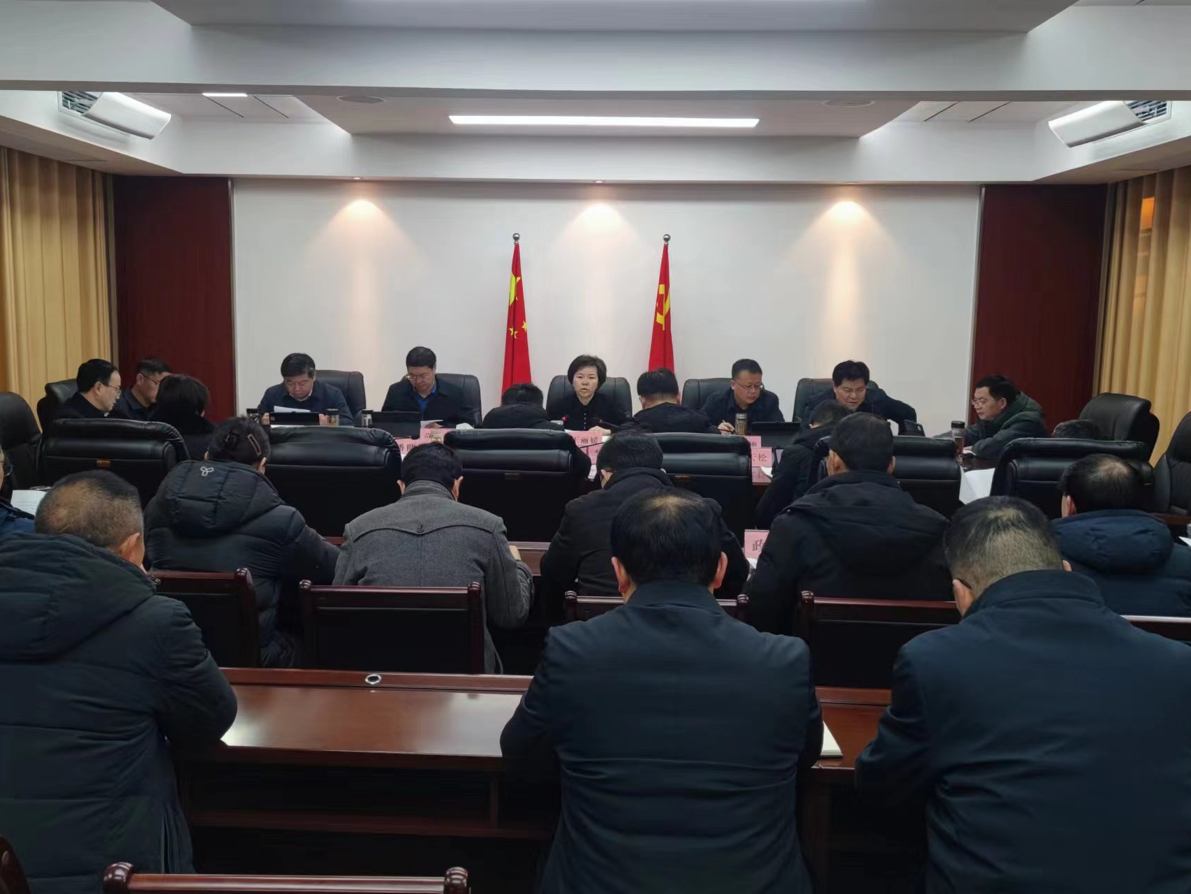 县十九届人民政府第53次常务会议召开