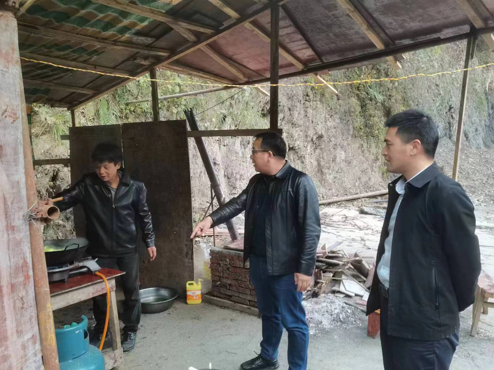 官渡镇：“三举措”守牢底线保安全