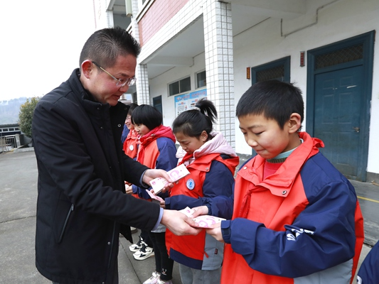 武汉一爱心企业资助红卫小学困难学生