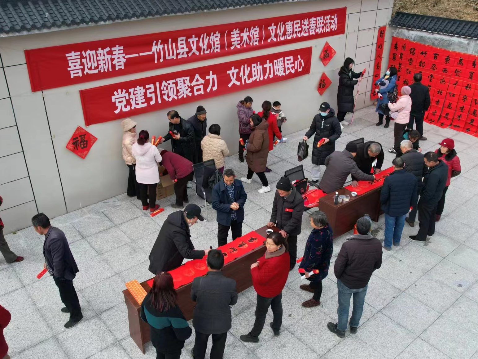 县文化馆开展文化惠民送春联活动