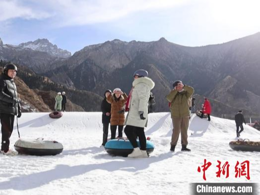 锦绣中国年｜春节期间新疆库车市户外滑雪受热捧