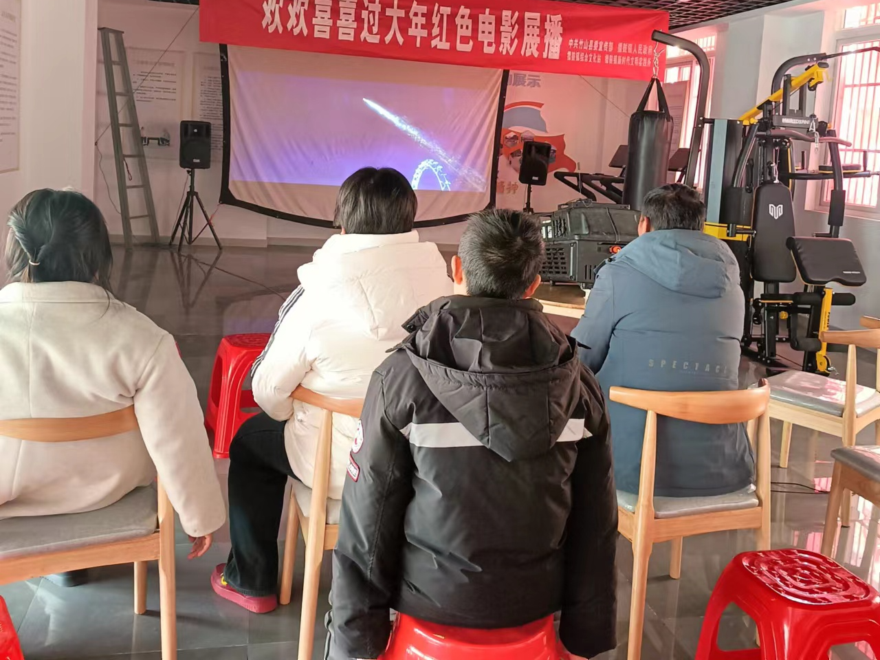 擂鼓镇：观红色电影 过别样新春