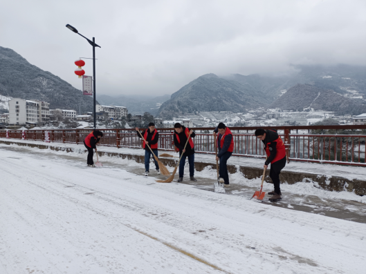 官渡镇：清扫积雪保畅通