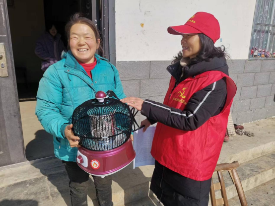 得胜镇：贴心送暖炉 寒冬暖人心