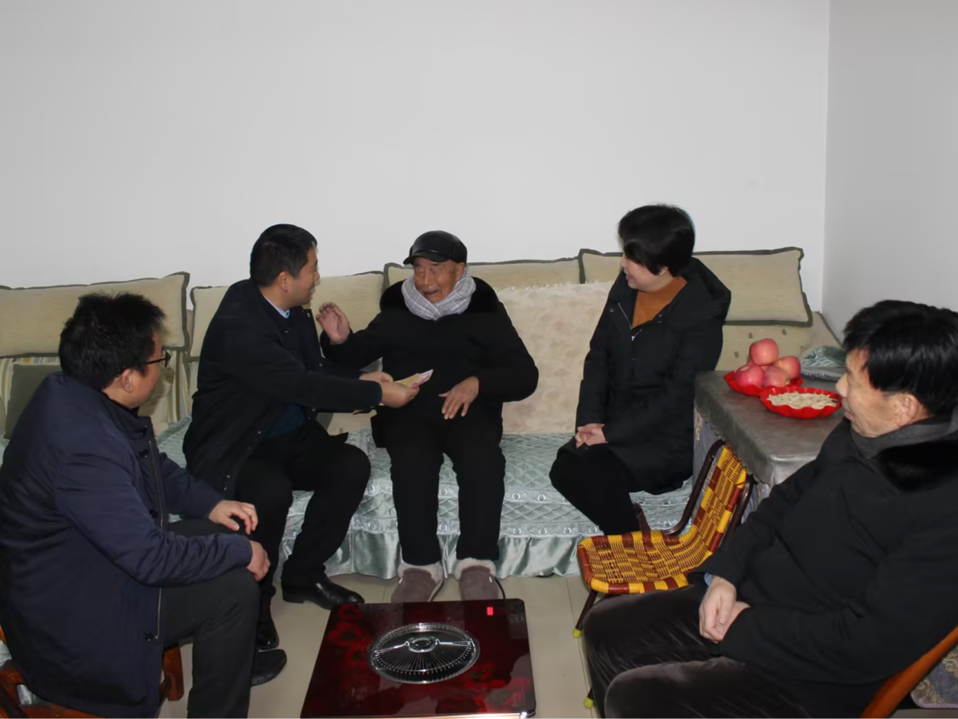 县教育局慰问竹山二中退休教师