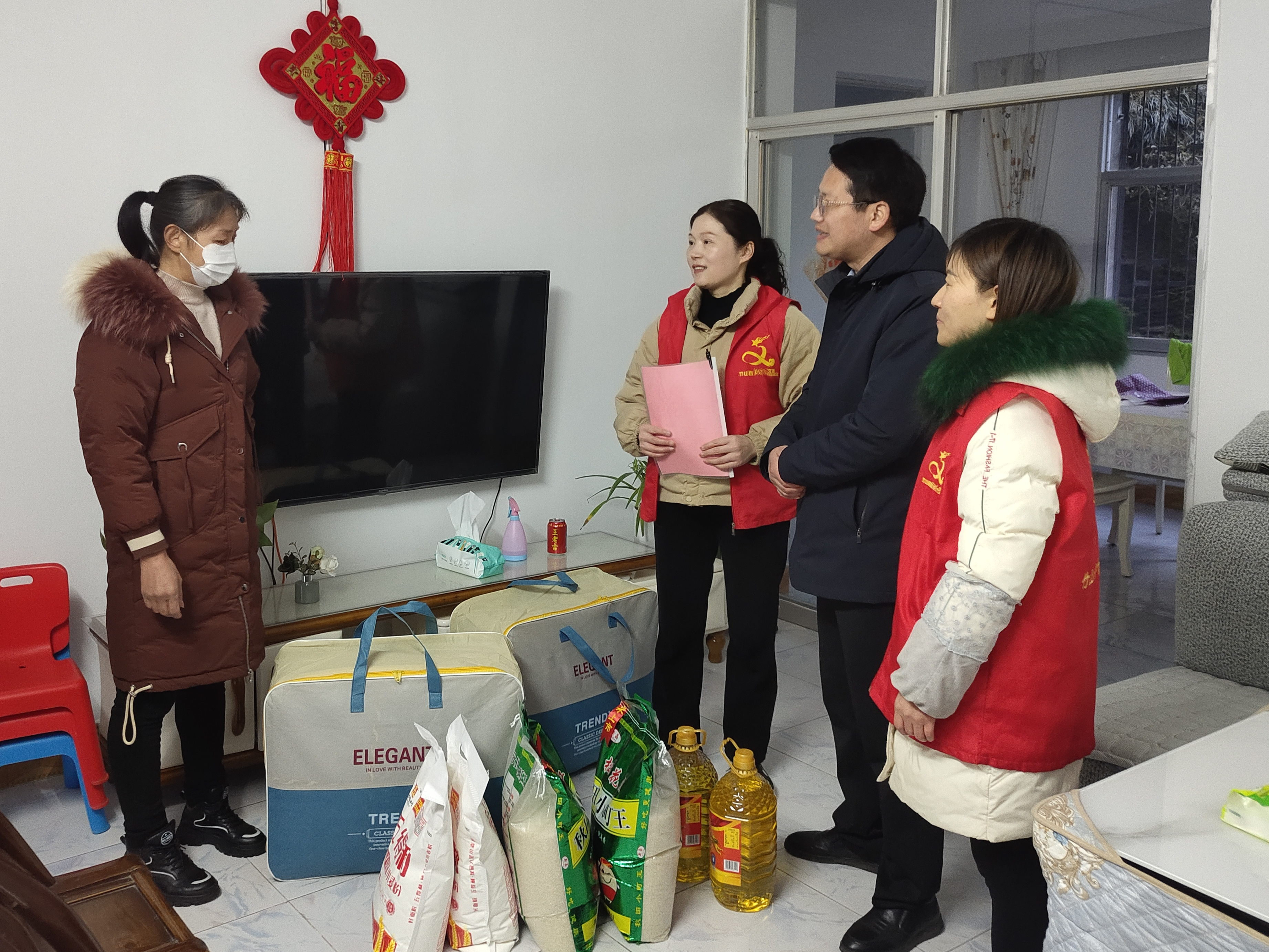 城关镇：寒冬送温暖  关怀暖人心