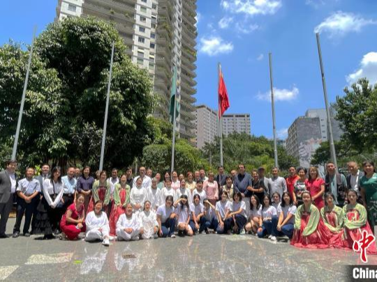 巴西： 中巴国旗飘扬迎接龙年新春