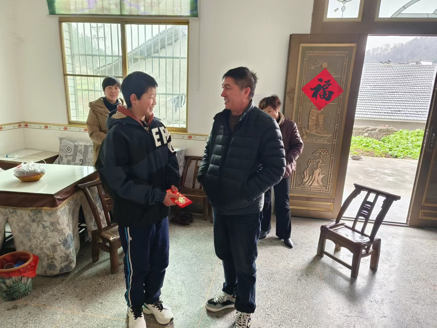 擂鼓镇：爱心企业照亮困难学子求学之路