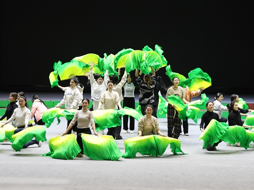 文艺骑兵忙“村晚”