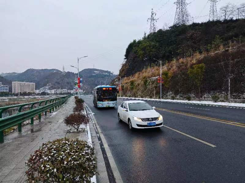 竹山城市公交公司：冰雪中的公交护卫