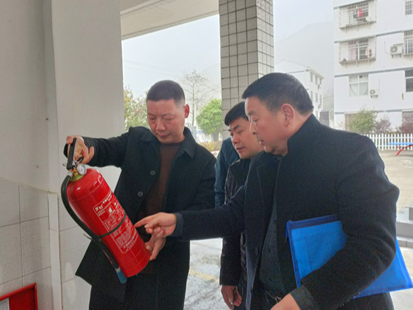 官渡镇中心学校开学安全检查立足“早”和“细”