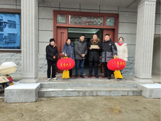 擂鼓镇：灯笼送上门  关怀暖人心