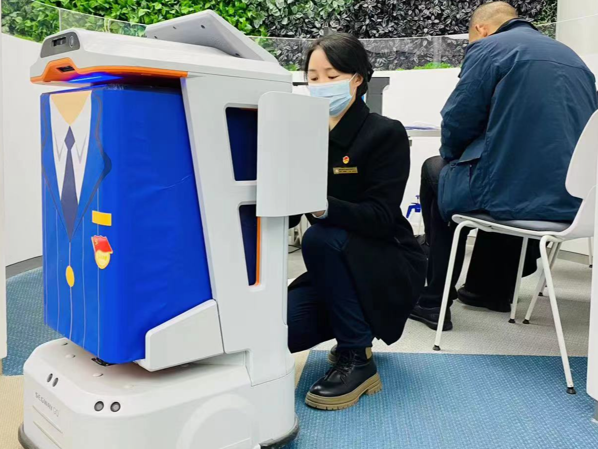 县行政审批局全力推进“办事不求人”政务服务体系建设