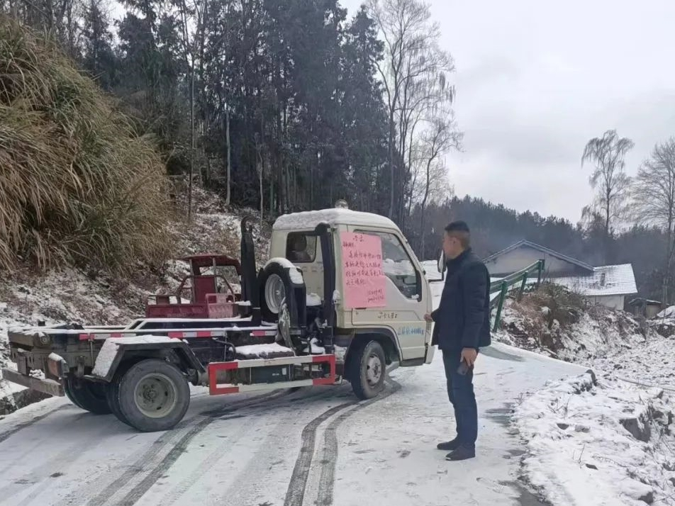 文峰乡：除冰扫雪保畅通 民兵带头共奋战