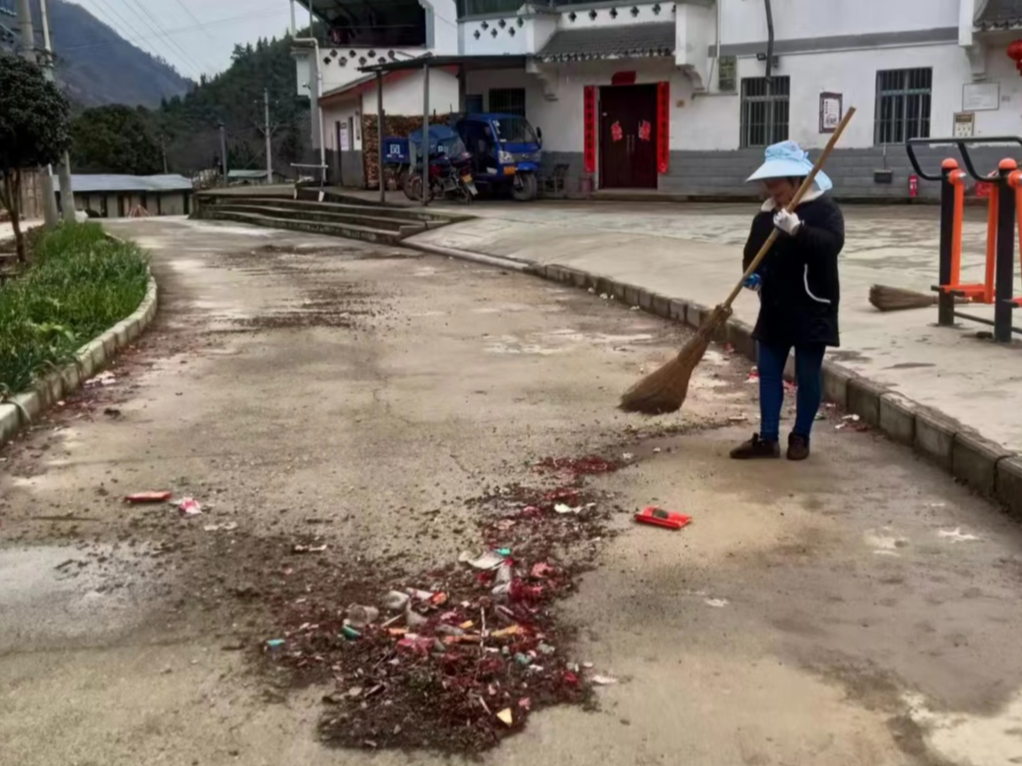 官渡镇开展“迎新春 换新颜”卫生清扫活动
