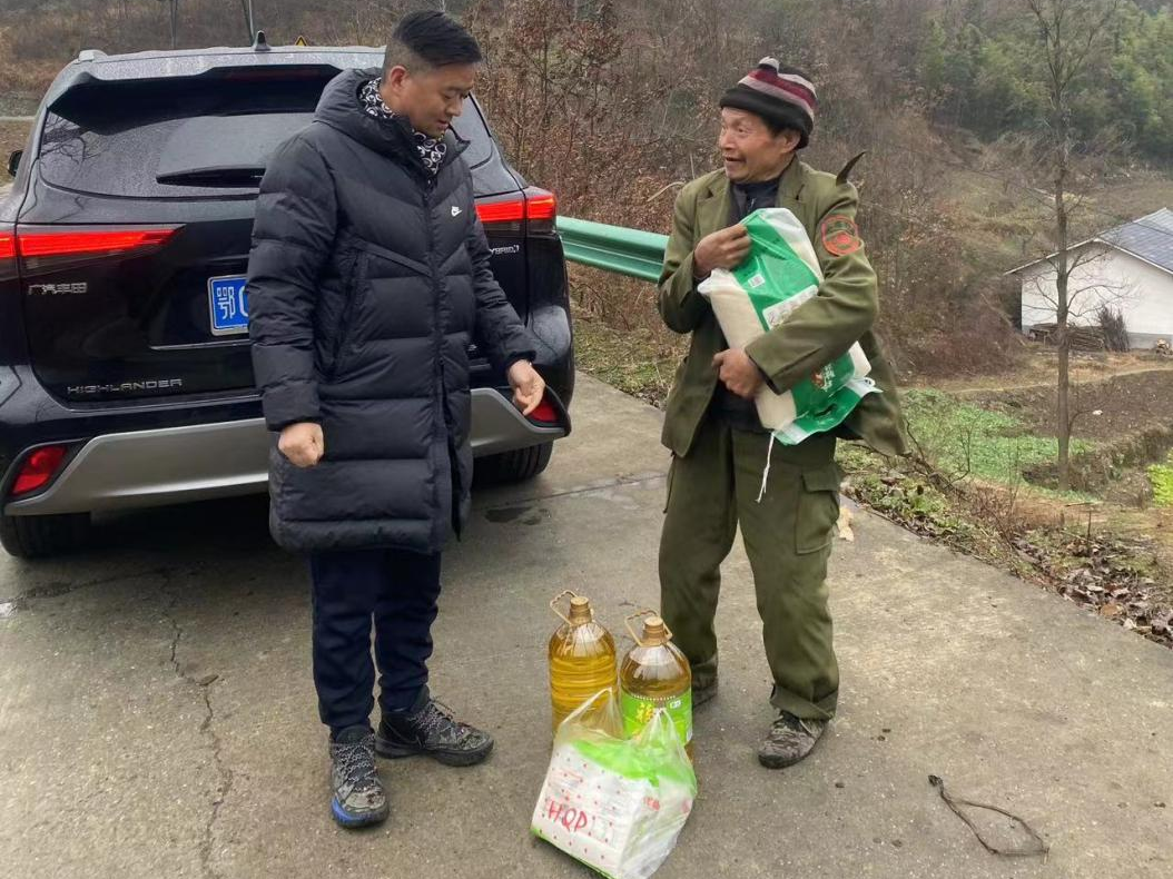 文峰乡：乡贤返乡送温暖