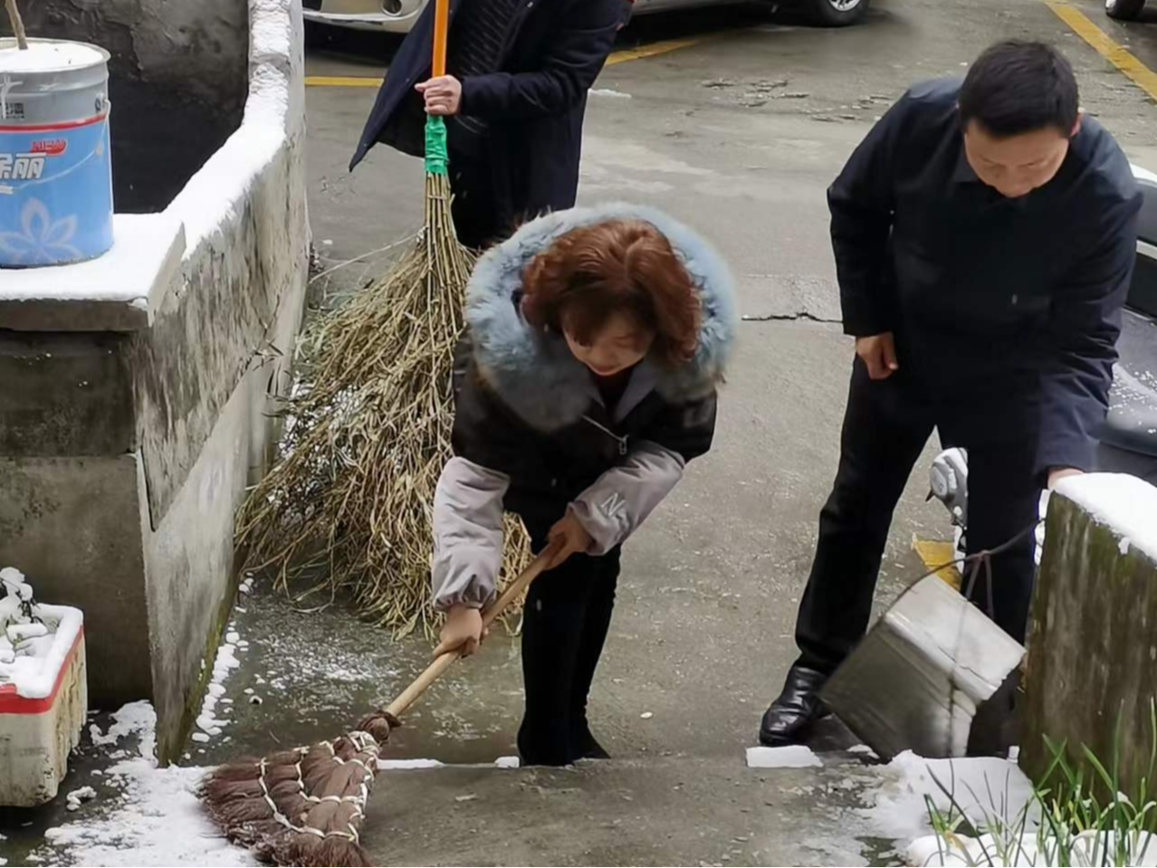 县红十字会开展扫雪除冰志愿服务活动