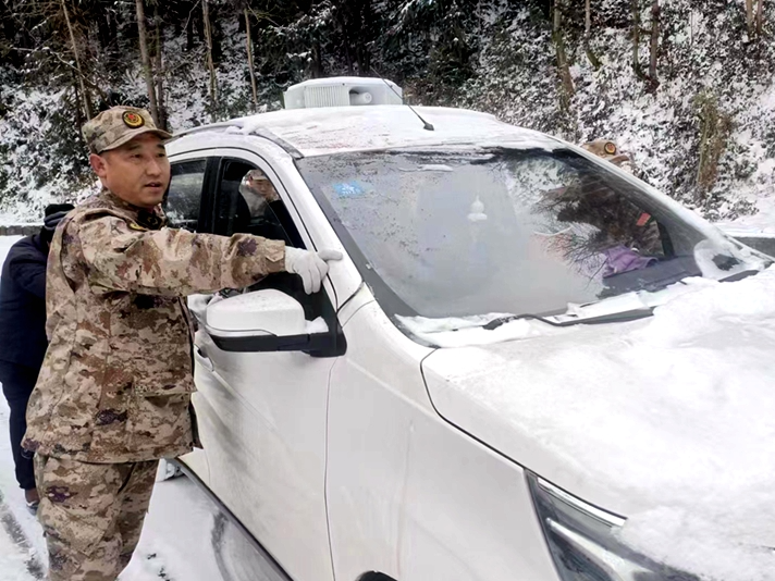 上庸镇：基干民兵战雪天 橄榄绿显担当