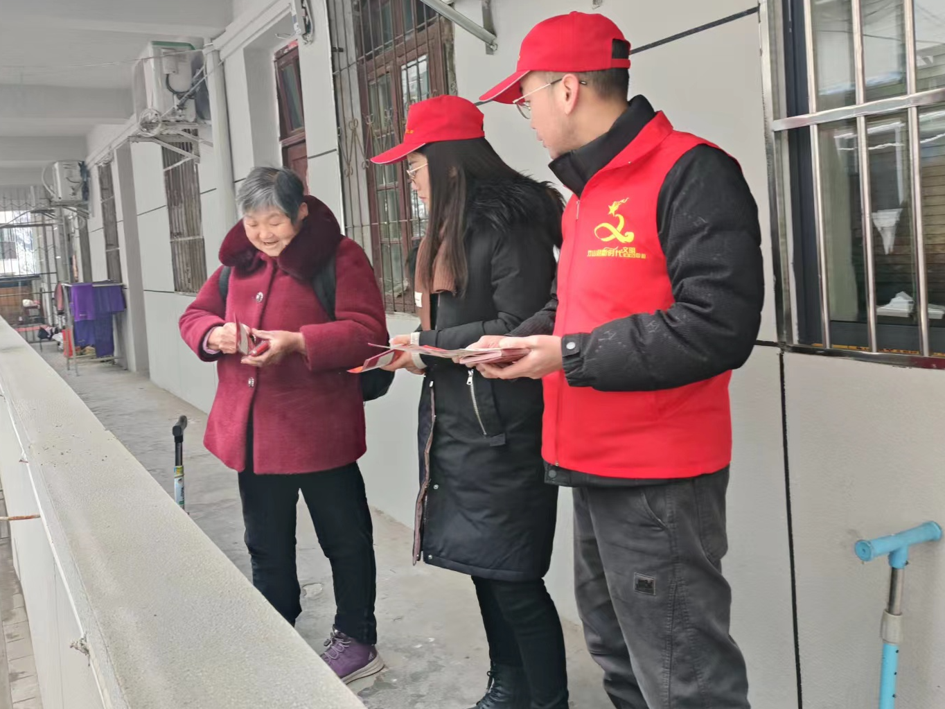 县总工会开展消防知识入户宣传活动