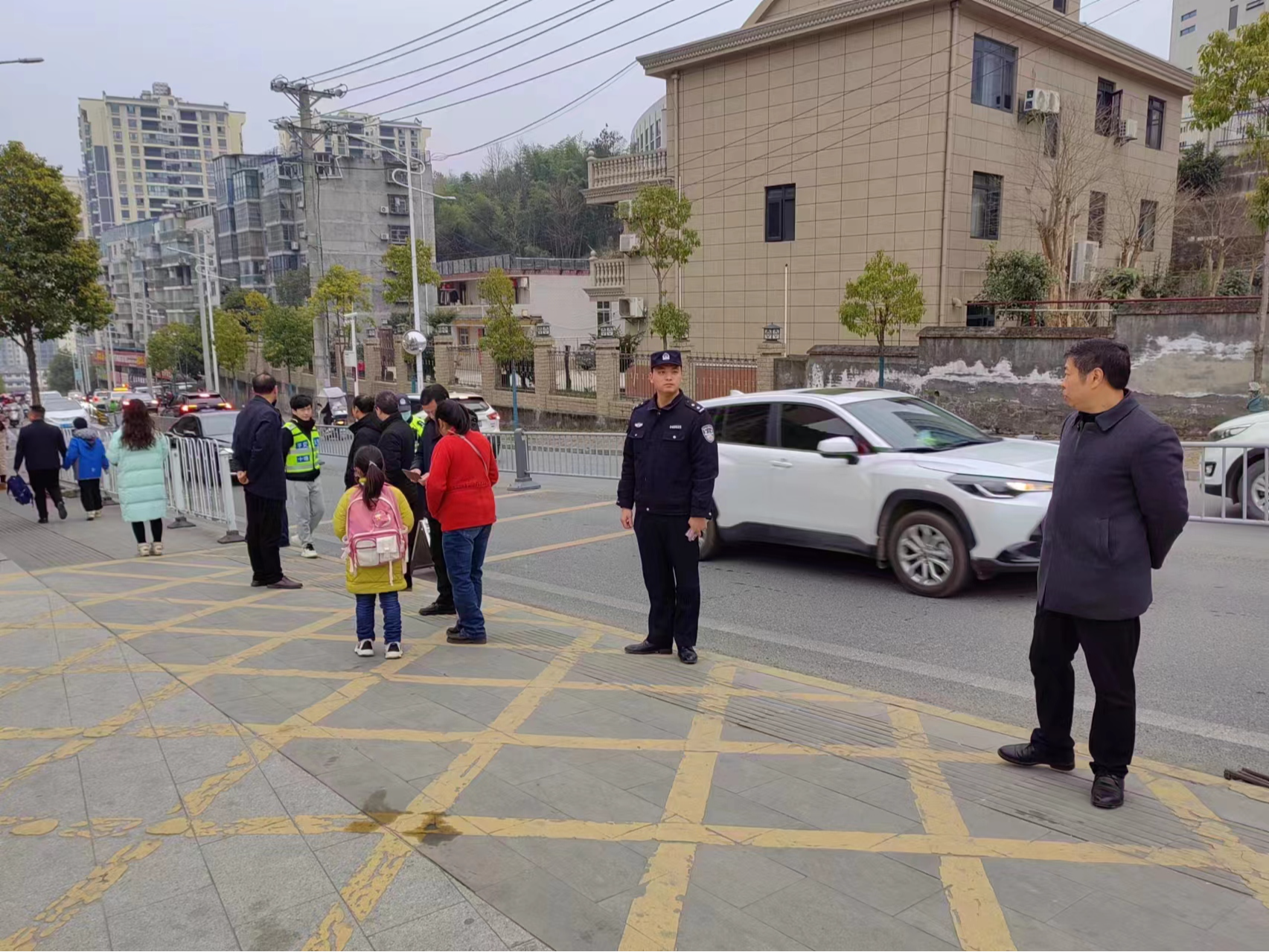 城关镇：站好“护学岗”