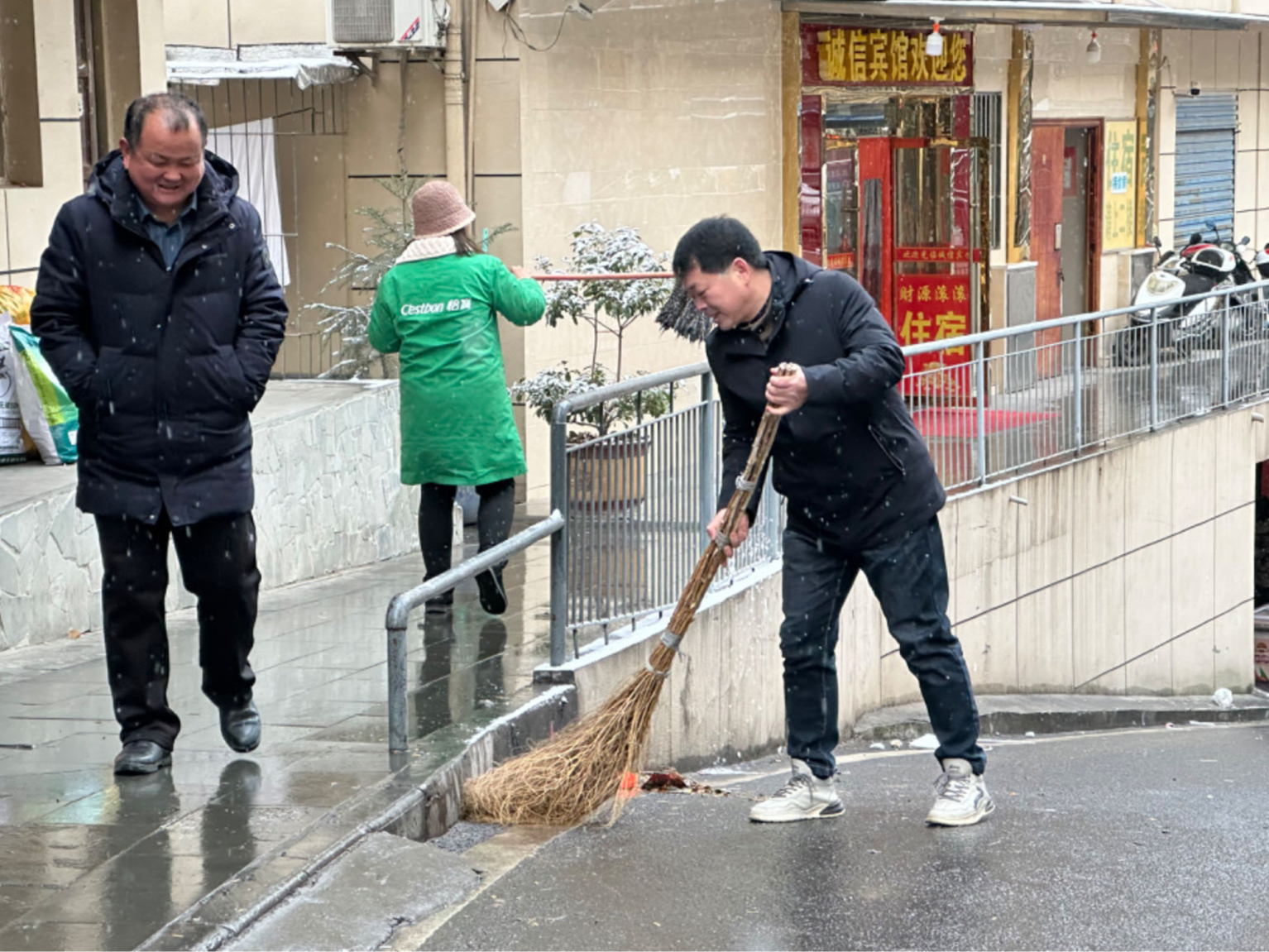 县机关工委清雪除冰保安全