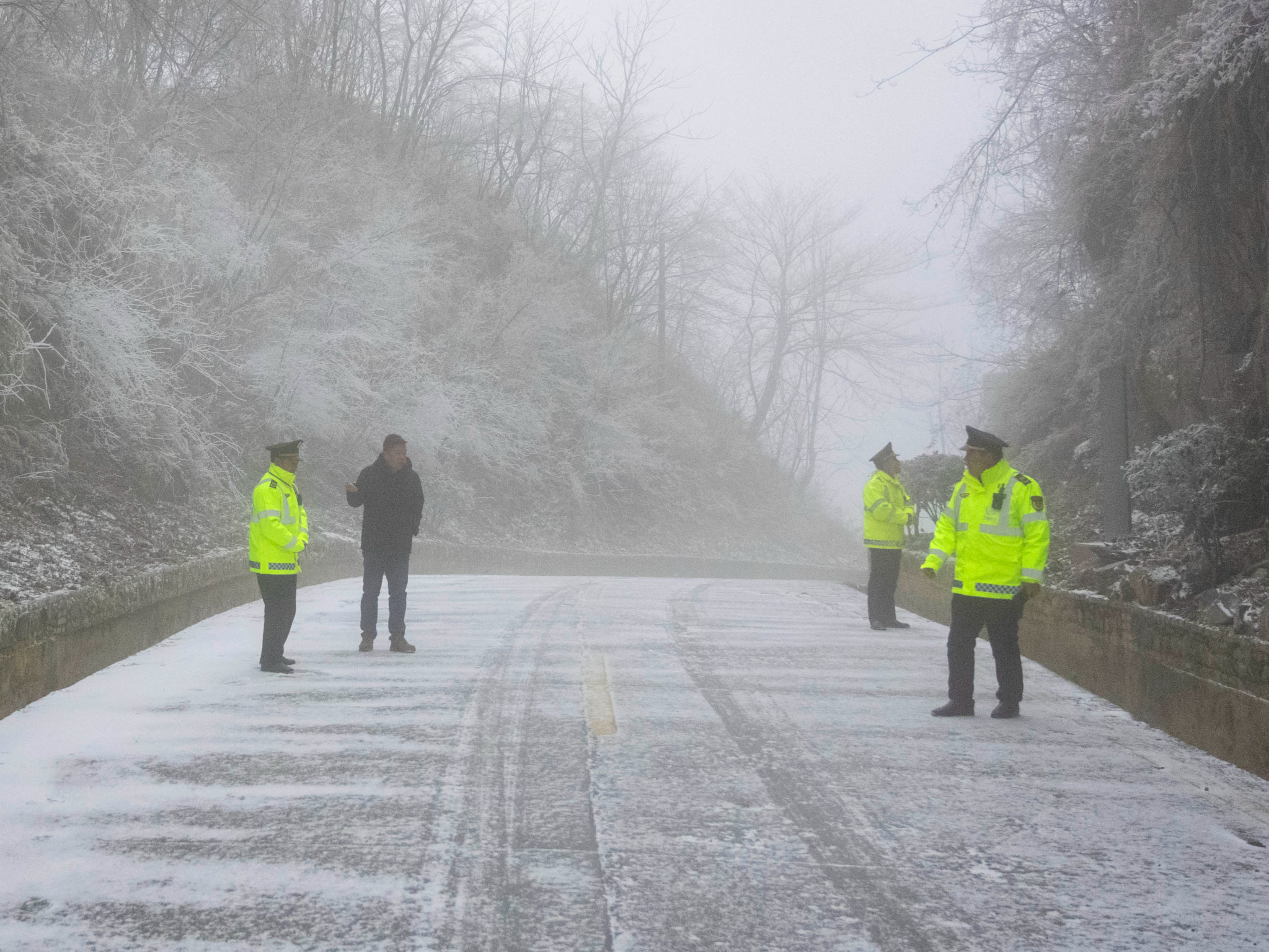 县交通运输综合执法大队积极应对低温雨雪冰冻天气