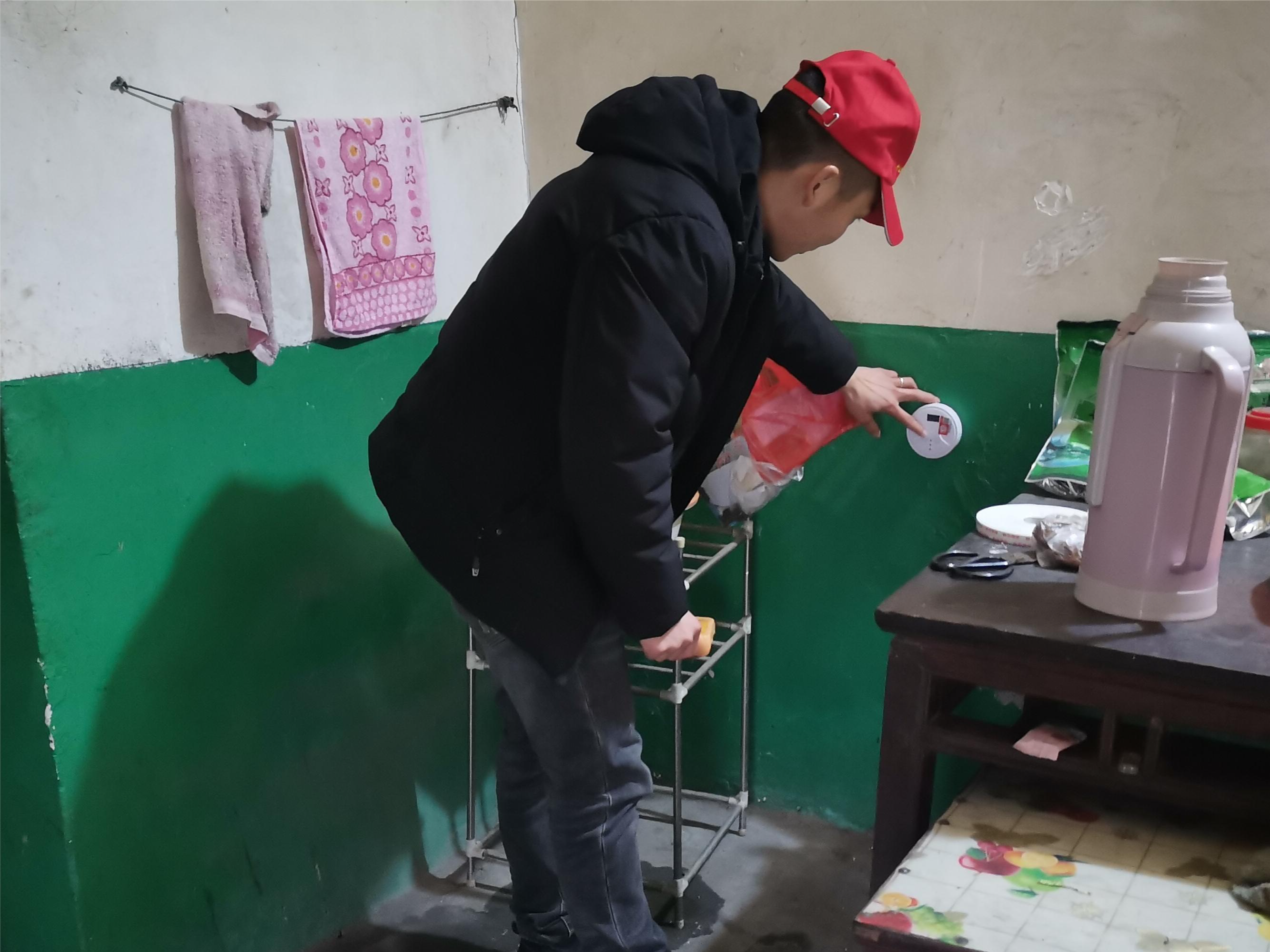 官渡镇：发放报警器  拧紧“安全阀”