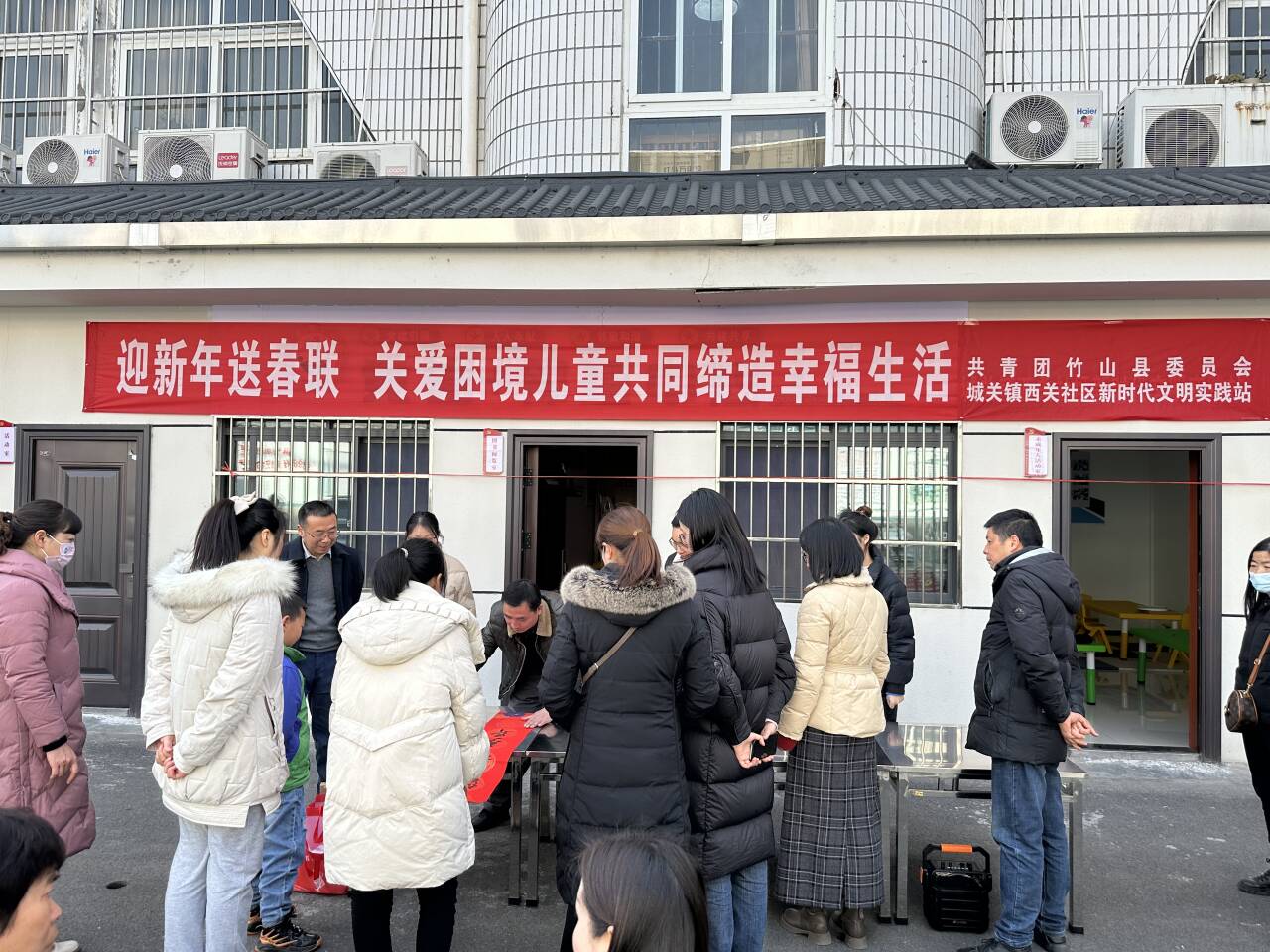 团县委开展迎新春关爱困境儿童活动