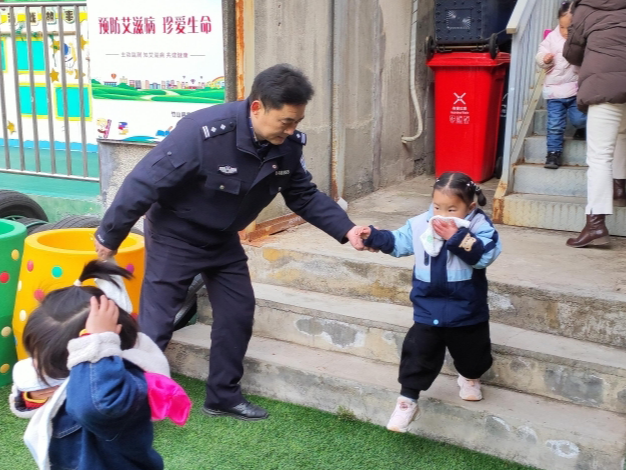 县实验幼儿园开展防震防火应急疏散演练