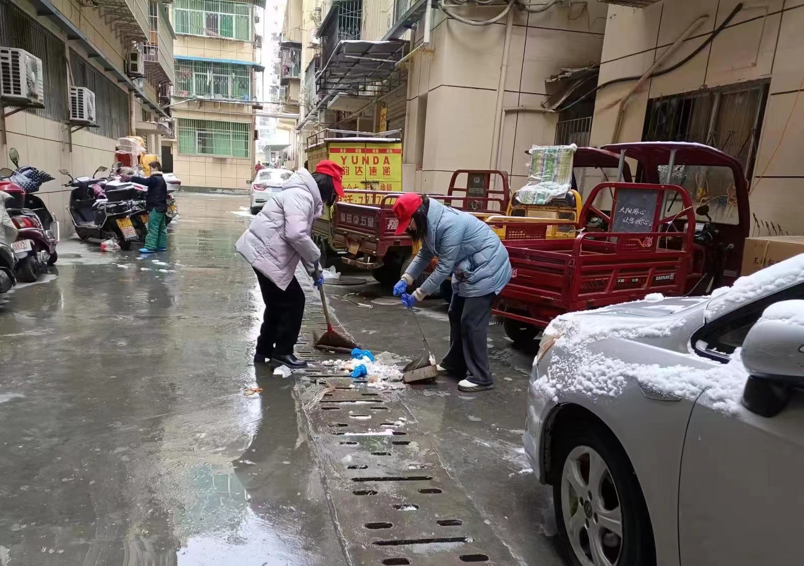 县人才服务中心积极开展扫雪除冰活动