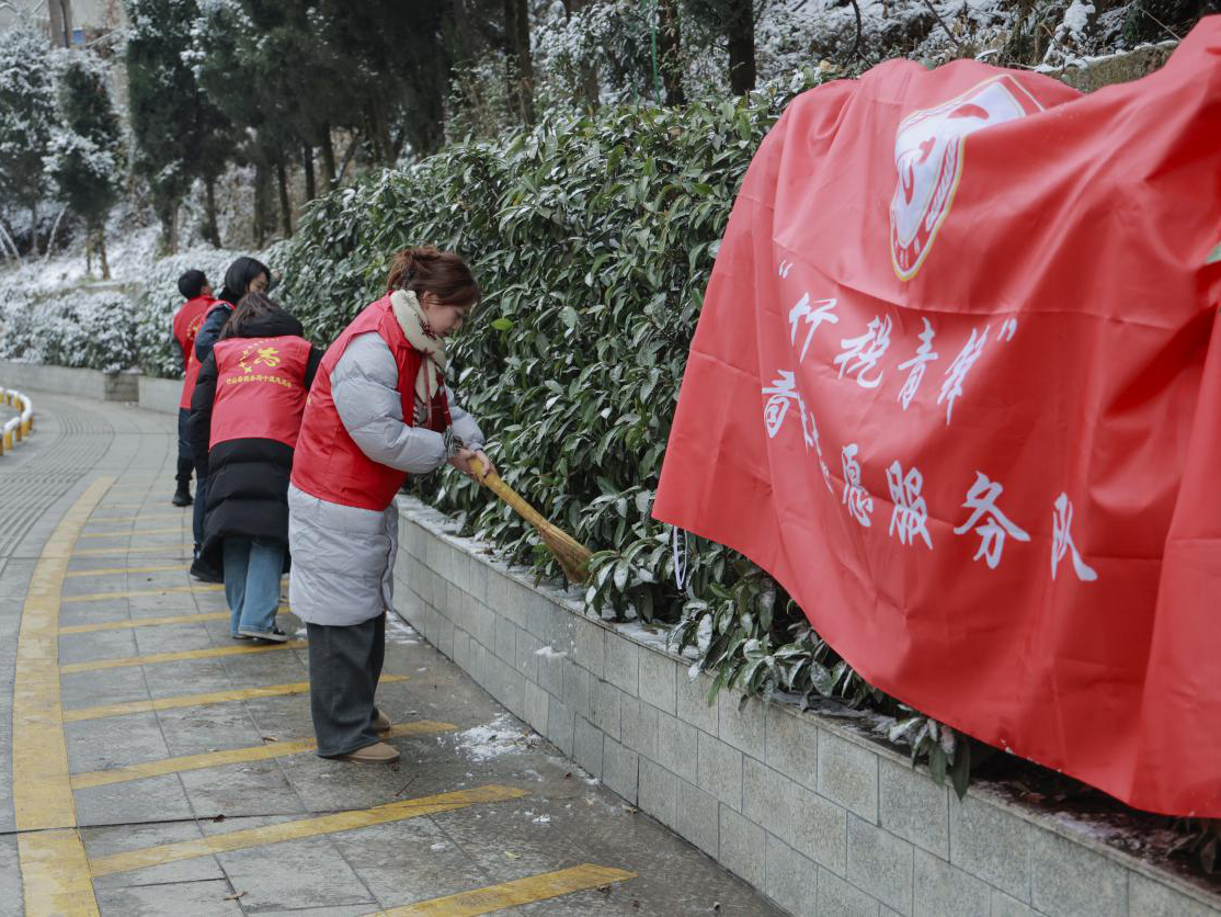 县税务局：扫雪清冰传递温情