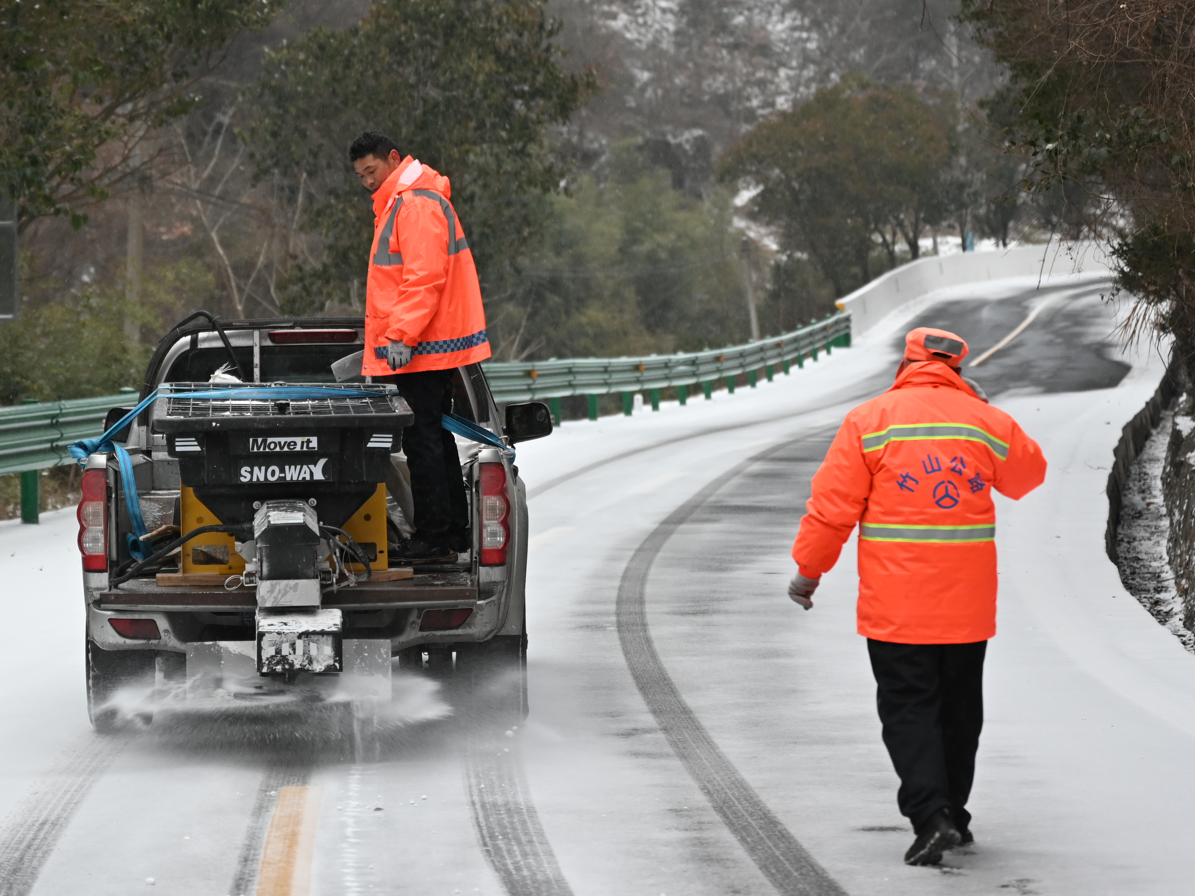县公路养护中心：13支应急队伍齐奋战  融雪除冰保畅通