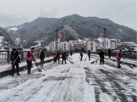 官渡财政所：铲雪护航保春运