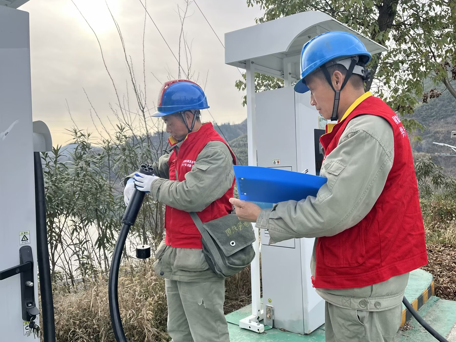 县供电公司：护航春运行 “电”亮返乡路