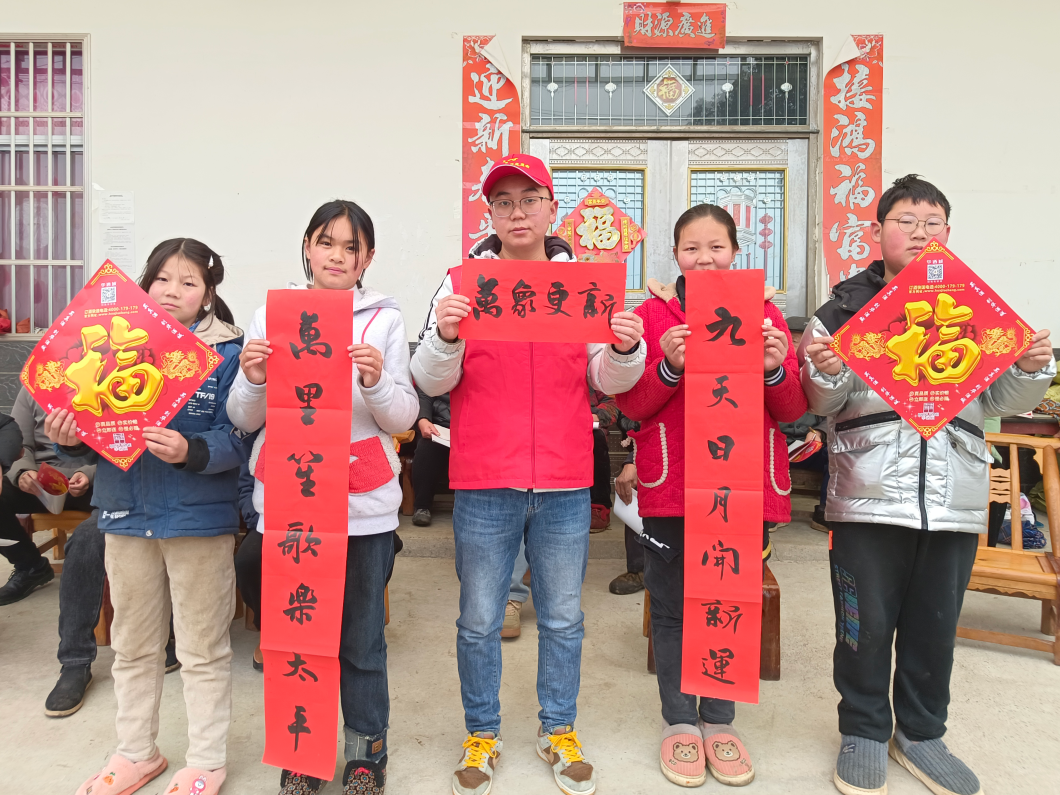 柳林乡开展“迎新年 写春联 送福字”志愿活动