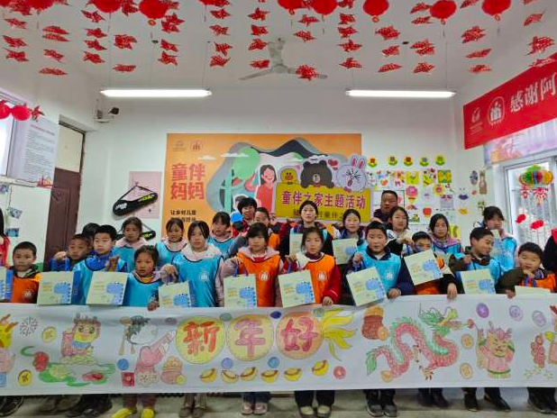 轻土坪村童伴之家：小手绘制“迎春图”