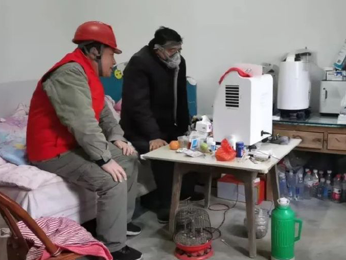 老人吸氧遇用电难题 供电小哥送上“救命电”